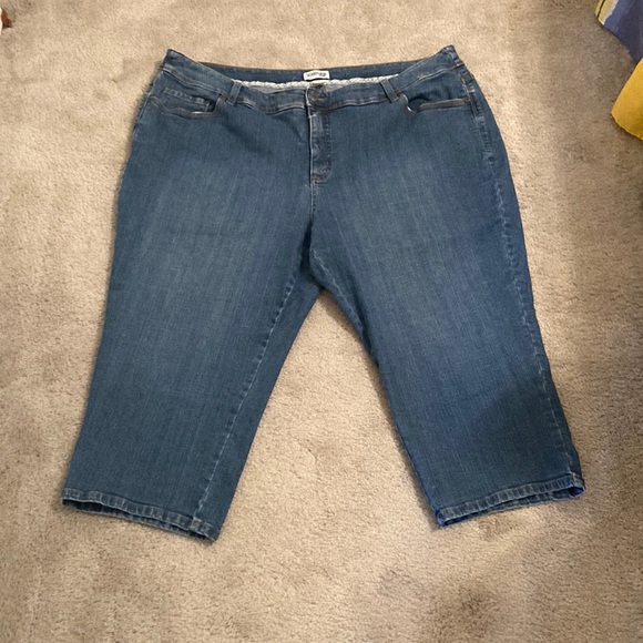 St. John’s Bay Jean Capris - Picture 1 of 3